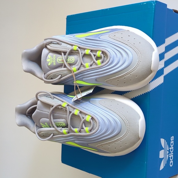 adidas Ozelia Women's Athletic Shoe - Picture 3 of 6